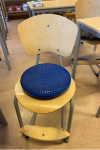 Sittkuddarna är ett hjälpmedel som eleverna, i samråd med lots och pedagog, får använda under lektionerna för att hålla koncentrationen.